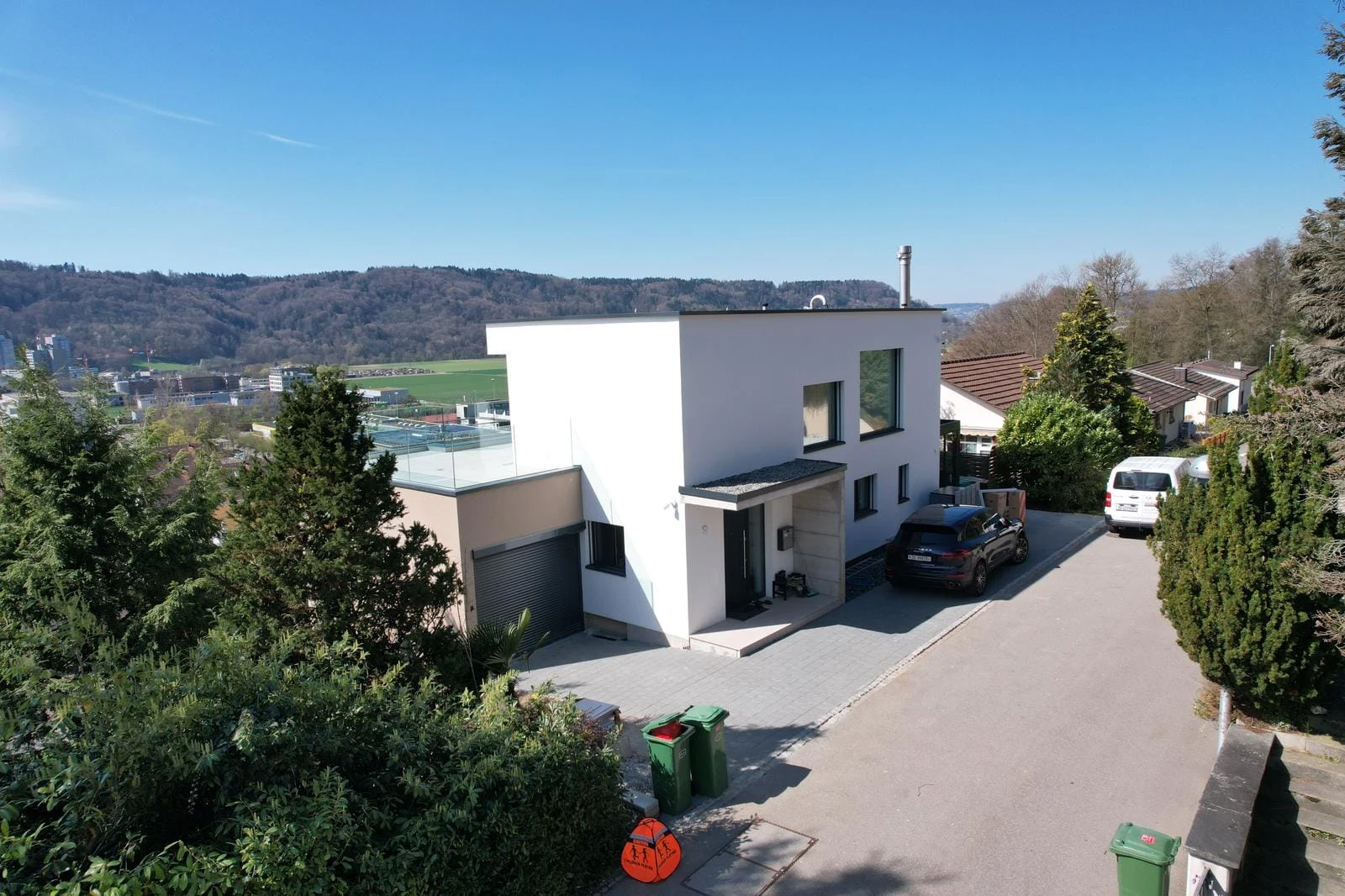 Ersatzneubau mit Zufahrt und Umgebung
