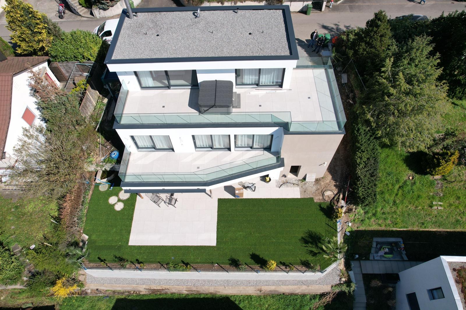 Luftaufnahme des Ersatzneubaus mit Terrassen und Garten