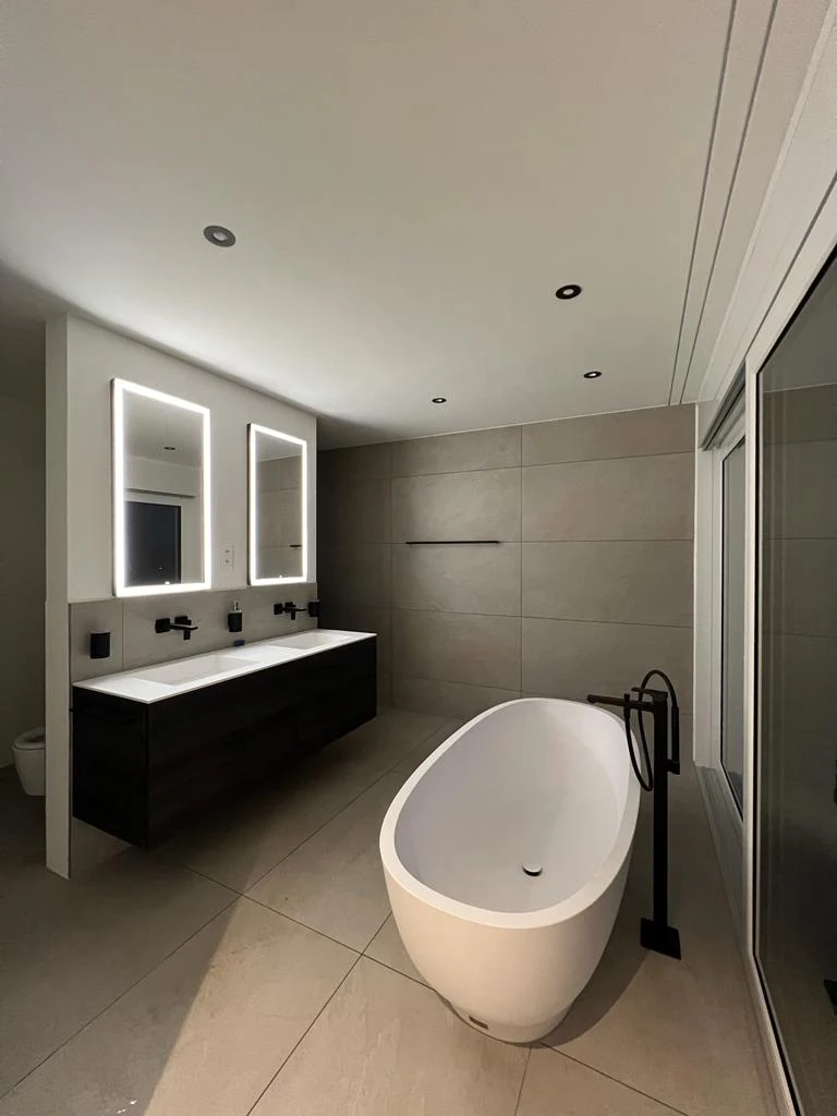 Badezimmer mit freistehender Badewanne