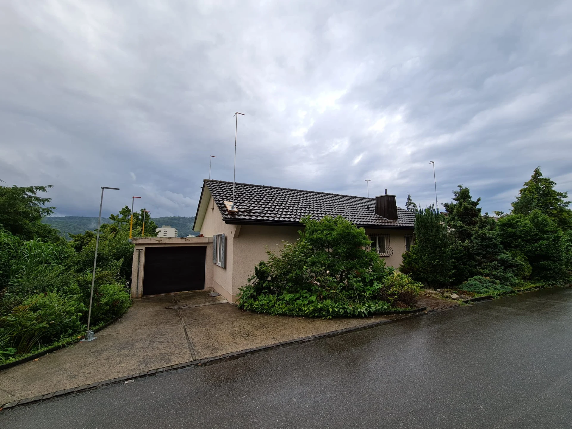 Ursprüngliches Einfamilienhaus von der Strasse