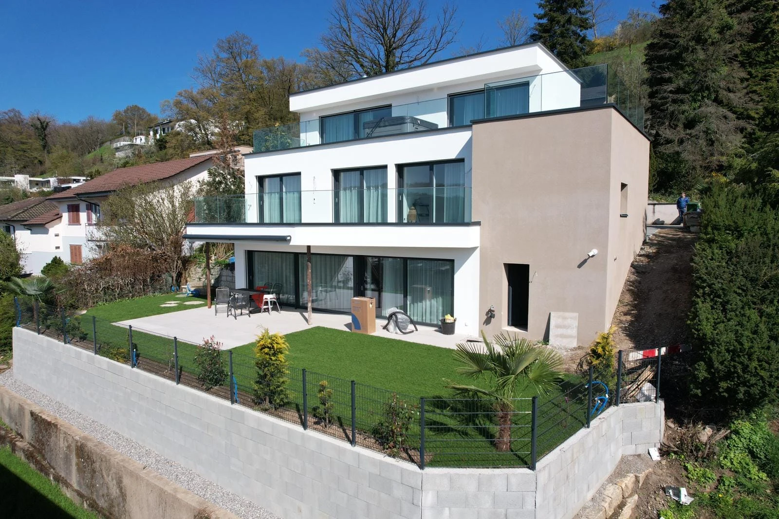 Ersatzneubau mit Terrassen und Garten, von rechts