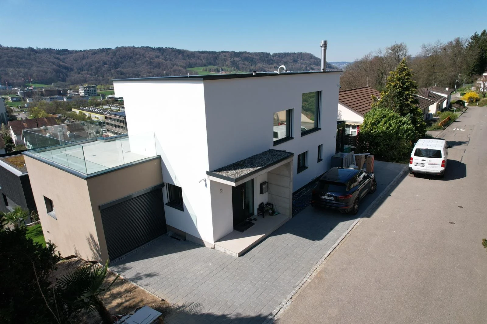 Eingangsseite des Ersatzneubaus mit Garage
