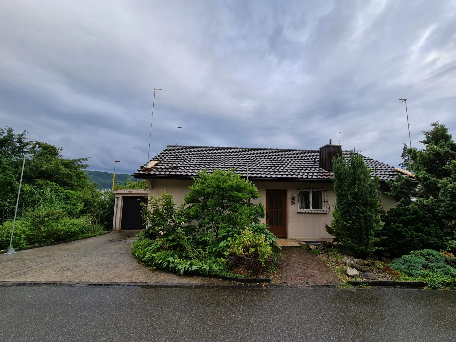 Ursprüngliches Einfamilienhaus mit Eingang und Garage